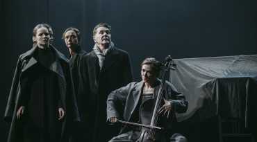 Наташа - Ксения Трейстер Графиня Ростова - Ирина Купченко Илья Андреевич Ростов - Сергей Маковецкий Соня - Мария Волкова  фото - Юлия Губина.jpg